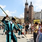 Pokaz siedemnastowiecznj musztry paradnej na krakowskim Rynku Głównym