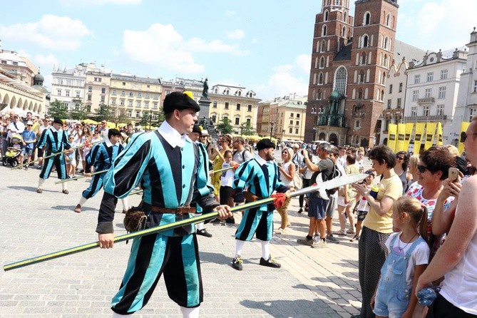 Pokaz siedemnastowiecznj musztry paradnej na krakowskim Rynku Głównym