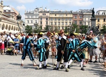 Pokaz siedemnastowiecznj musztry paradnej na krakowskim Rynku Głównym