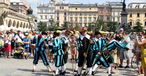 Pokaz siedemnastowiecznj musztry paradnej na krakowskim Rynku Głównym