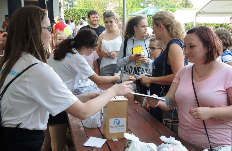 10. Biesiada fundacji "Krzyż Dziecka" w Pisarzowicach