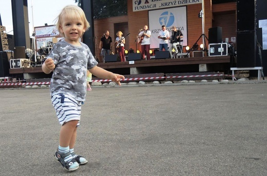 10. Biesiada fundacji "Krzyż Dziecka" w Pisarzowicach