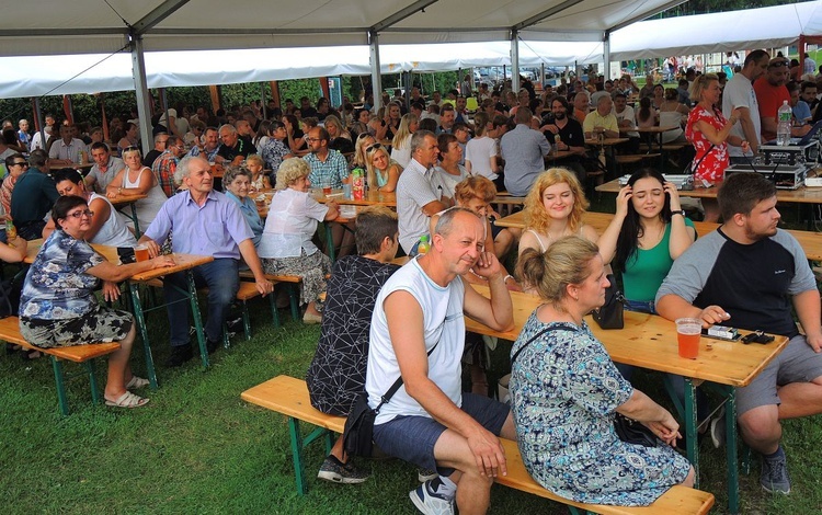 10. Biesiada fundacji "Krzyż Dziecka" w Pisarzowicach