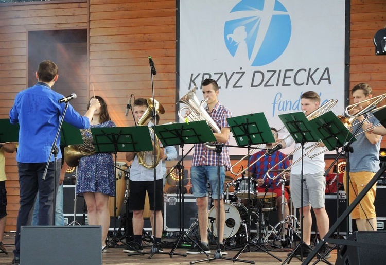 10. Biesiada fundacji "Krzyż Dziecka" w Pisarzowicach