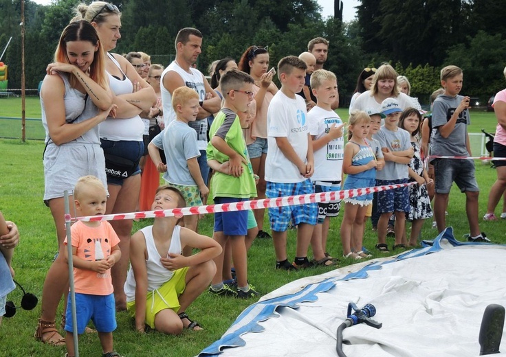 10. Biesiada fundacji "Krzyż Dziecka" w Pisarzowicach