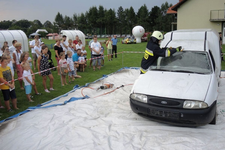 10. Biesiada fundacji "Krzyż Dziecka" w Pisarzowicach