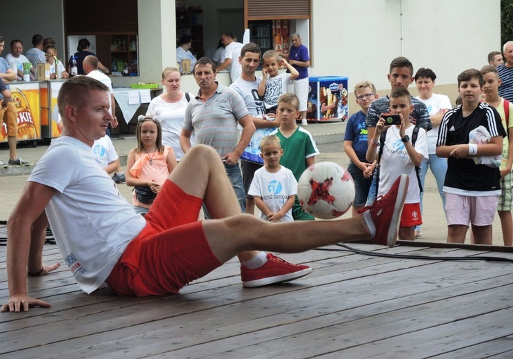 10. Biesiada fundacji "Krzyż Dziecka" w Pisarzowicach