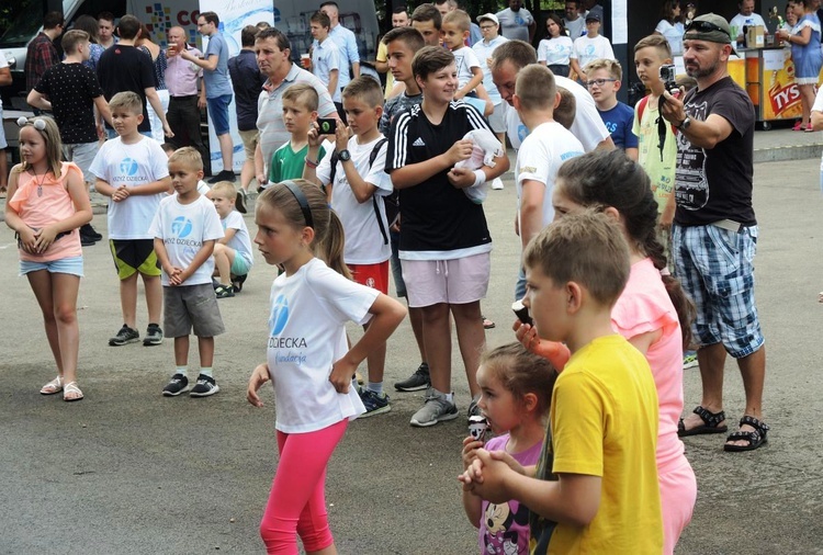 10. Biesiada fundacji "Krzyż Dziecka" w Pisarzowicach