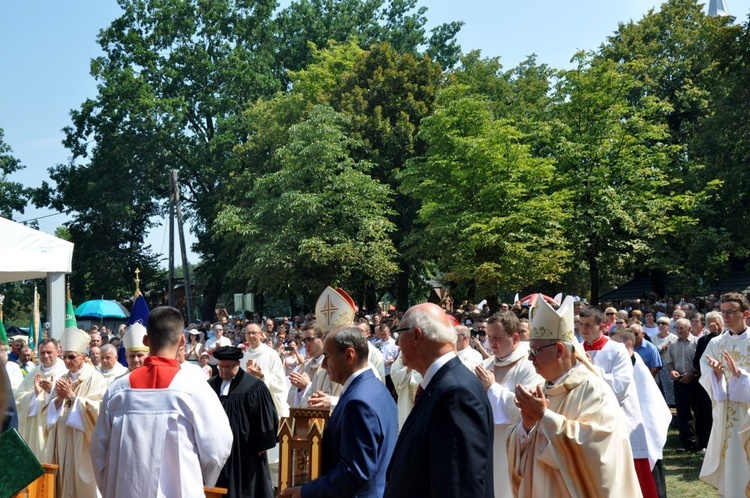 Prymas i biskupi w Oleśnie u św. Anny