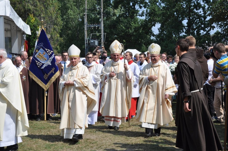 Prymas i biskupi w Oleśnie u św. Anny