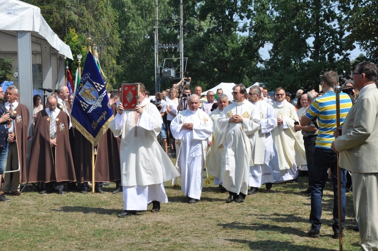 Prymas i biskupi w Oleśnie u św. Anny