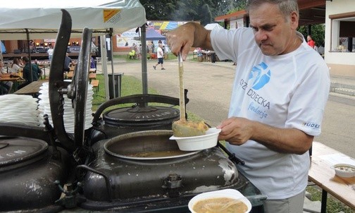 Grochówka z kotła - jeden z biesiadnych przysmaków od lat.