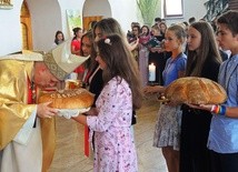 Uczestnicy rekolekcji przynieśłi do ołtarza świece oazowe i bochny chleba