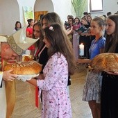 Uczestnicy rekolekcji przynieśłi do ołtarza świece oazowe i bochny chleba