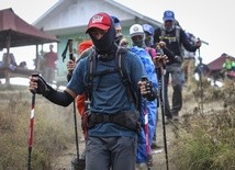 Uratowano ponad 500 turystów uwięzionych na wulkanie w Indonezji