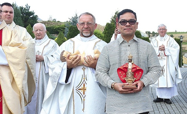 Juan Dayang z kopią figurki Dzieciątka z Cebu i o. Seweryn Lubecki z kopią figury Dzieciątka z Ziemi Świętej.