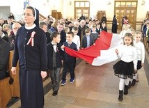 Siostry służebniczki dębickie do dzisiaj wychowują dzieci w duchu miłości ojczyzny.