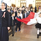 Siostry służebniczki dębickie do dzisiaj wychowują dzieci w duchu miłości ojczyzny.