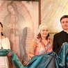 ▲	Od prawej: ks. kan. Jerzy Ryłko, Naty de Anda i Dorota Popowska przy obrazie w czechowickim kościele.