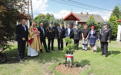 ▲	Pamiątką strażackiego jubileuszu jest Dąb Niepodległości.