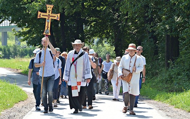 ▲	Wędrówka pątników.