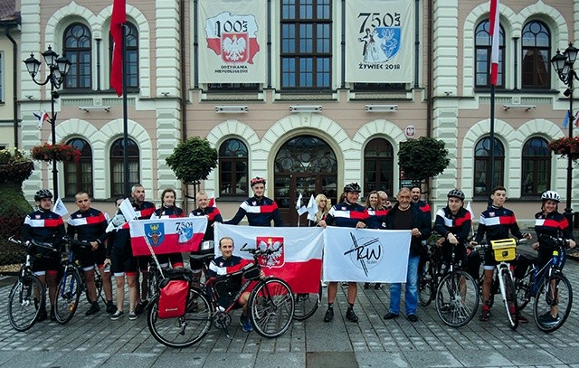 ◄	Rowerzyści projektu Rozkręć Wiarę z parafii konkatedralnej w Żywcu podczas spotkania pożegnalnego przed wyruszeniem w 8. wyprawę: Żywiec–La Salette–Rzym.