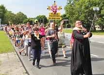 ◄	Ks. Michał Kowalski robi selfie z pielgrzymami z Tychów.