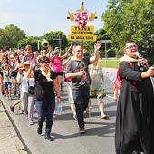 ◄	Ks. Michał Kowalski robi selfie z pielgrzymami z Tychów.