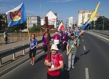 ▼	Biskup Stefan towarzyszył pątnikom podczas ich radosnego wyjścia z Legnicy.