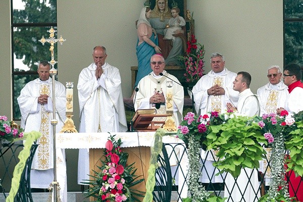 ▲	Mszy św. odpustowej przewodniczył  abp Stanisław.