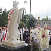 Pomnik pobłogosławił bp Adam Odzimek.