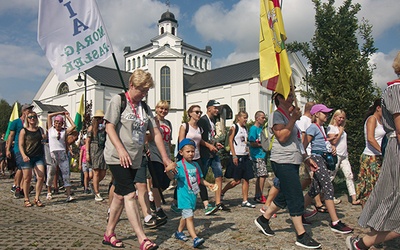 Wyjście spod kościoła Trójcy Przenajświętszej w Morągu.