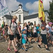 Wyjście spod kościoła Trójcy Przenajświętszej w Morągu.