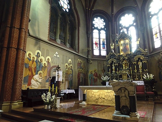 Scena zesłania Ducha Świętego w prezbiterium kościoła św. Anny w Zabrzu.