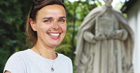 Miłosława Koszałka pochodzi  z Góry Kalwarii, z wykształcenia jest nauczycielką przedszkolną.