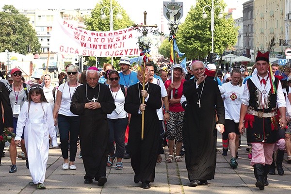 Tak rok temu wyglądało wejście pielgrzymów na jasnogórski szczyt.