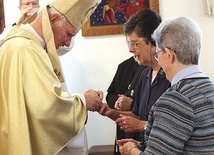 ▼	Nie wszystkie siostry noszą habity. Ich znakiem rozpoznawczym za granicą czasem jest tylko zawieszony na piersi krzyż św. Franciszka „tau”.