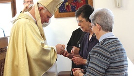 ▼	Nie wszystkie siostry noszą habity. Ich znakiem rozpoznawczym za granicą czasem jest tylko zawieszony na piersi krzyż św. Franciszka „tau”.