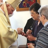 ▼	Nie wszystkie siostry noszą habity. Ich znakiem rozpoznawczym za granicą czasem jest tylko zawieszony na piersi krzyż św. Franciszka „tau”.