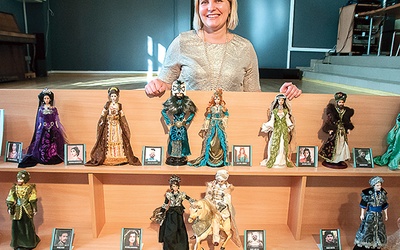 Marta Papis i jej lalki  na gościńskiej wystawie.