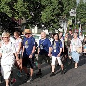 W wędrówce uczestniczą ludzie w różnym wieku. Nie brakuje także rodzin z małymi dziećmi. 