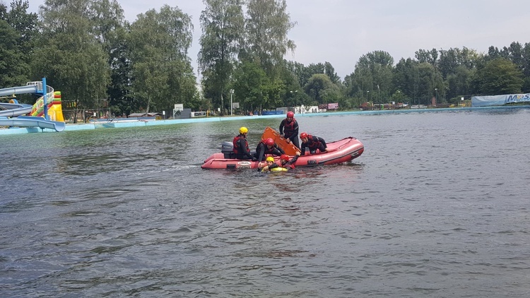 Strażacy i ratownicy wodni ćwiczą w Mysłowicach