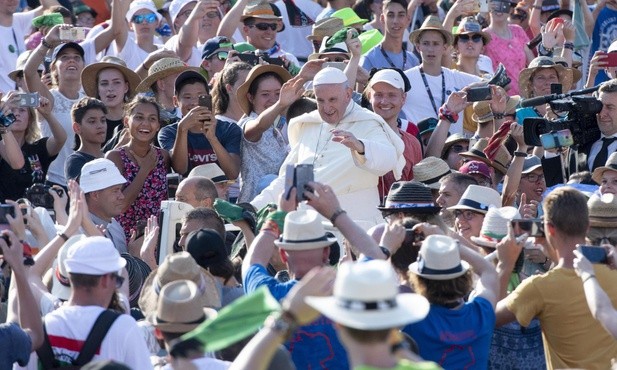 Franciszek spotkał się z ministrantami i odpowiedział na ich pytania