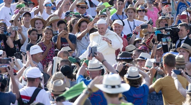 Franciszek spotkał się z ministrantami i odpowiedział na ich pytania