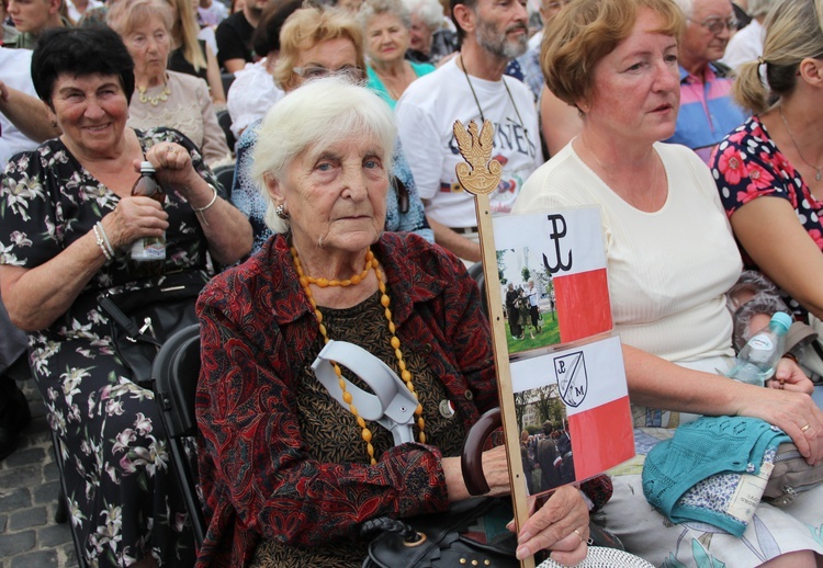 Modlitwa za powstańców na pl. Krasińskich