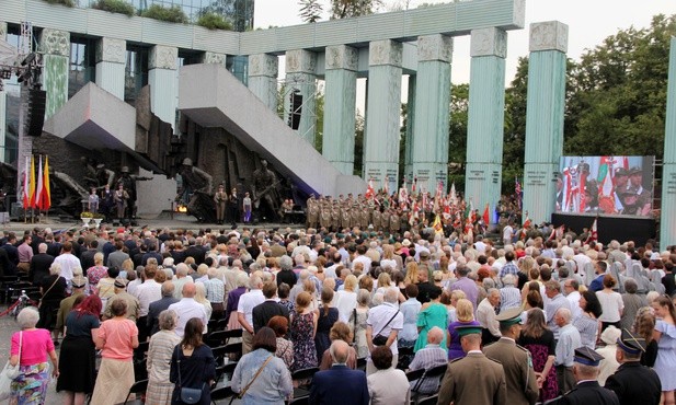 Zwracając się do powstańców warszawskich, prezydent Duda powiedział, że to dzięki nim i ich heroicznemu zrywowi z sierpnia 1944 r., dzięki bohaterom Powstania Warszawskiego, "jesteśmy dziś tacy, jacy jesteśmy"