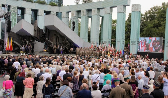 Zwracając się do powstańców warszawskich, prezydent Duda powiedział, że to dzięki nim i ich heroicznemu zrywowi z sierpnia 1944 r., dzięki bohaterom Powstania Warszawskiego, "jesteśmy dziś tacy, jacy jesteśmy"