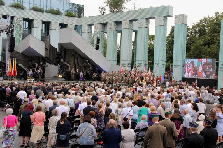 Zwracając się do powstańców warszawskich, prezydent Duda powiedział, że to dzięki nim i ich heroicznemu zrywowi z sierpnia 1944 r., dzięki bohaterom Powstania Warszawskiego, "jesteśmy dziś tacy, jacy jesteśmy"