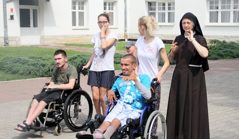 Wczasorekolekcje dla niepełnosprawnych w Dąbrowicy