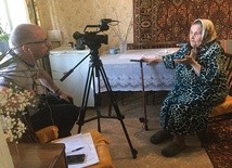 Prof. Hubert Chudzio podczas rozmowy z Bolesławą Brodowską w Karagandzie.